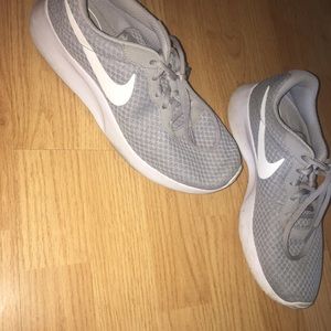 nike tennis shoes